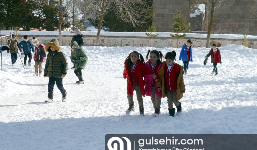 Kars'a gelen depremzede çocuklar derslere başladı