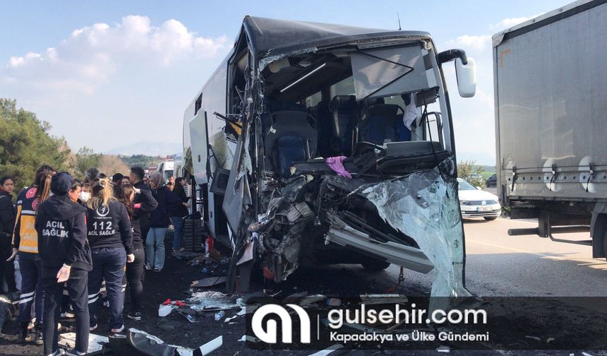 Adana'da yolcu otobüsü ile kamyon çarpıştı; 2 ölü, 6 yaralı