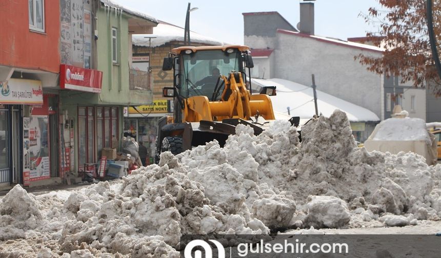 Bingöl Karlıova'da kar yığınları kamyonlarla taşınıyor