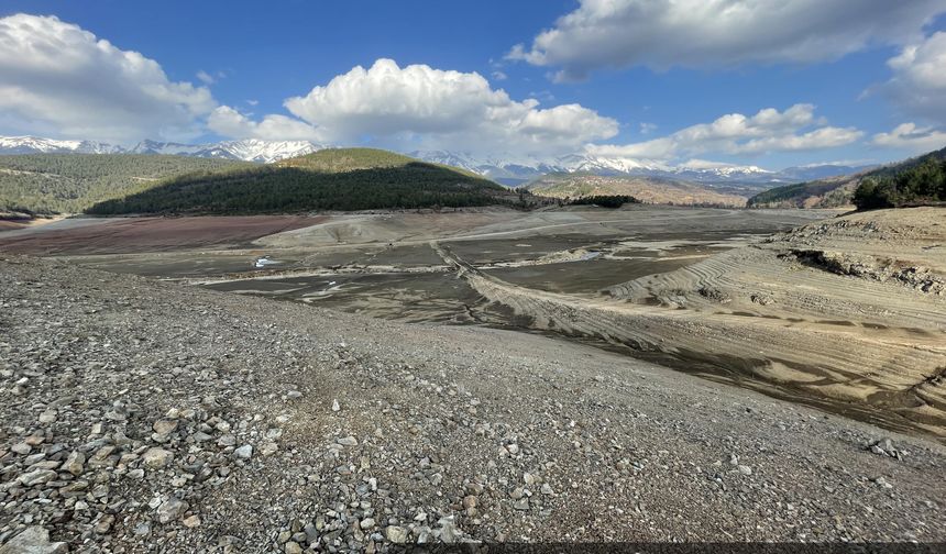 Bursa'nın Nilüfer Barajı'nda su kalmadı