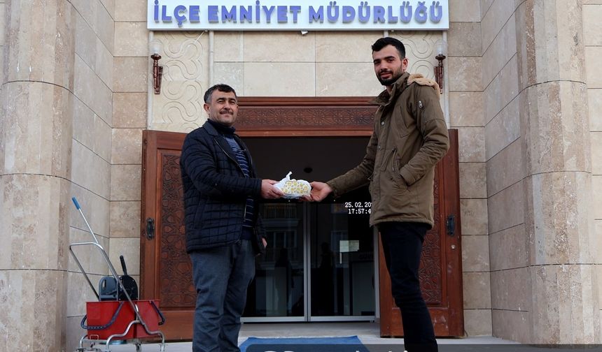 Aksaray'da ATM'de unutulan para dolu poşetin sahibi bulundu