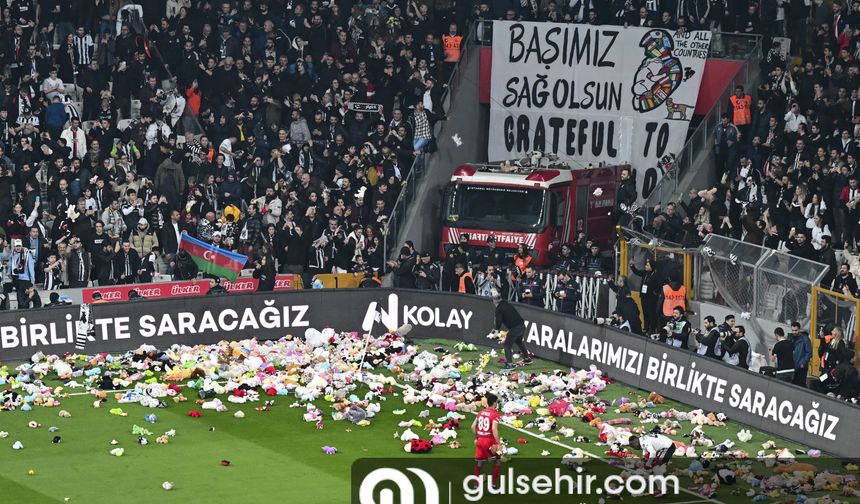 Beşiktaş taraftarı depremzedeler için sahaya oyuncak attı