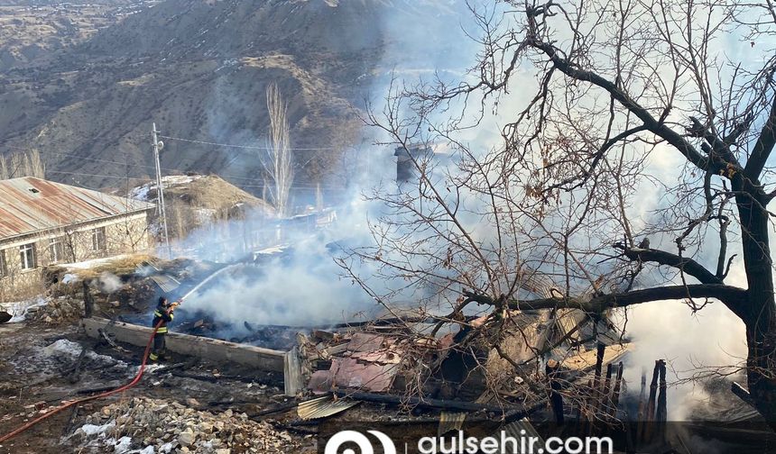 Erzurum'da çıkan yangın sonucu 4 ev kullanılamaz hale geldi