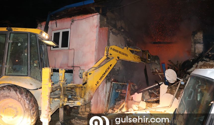 Burdur'da çıkan yangında 2 ev hasar gördü
