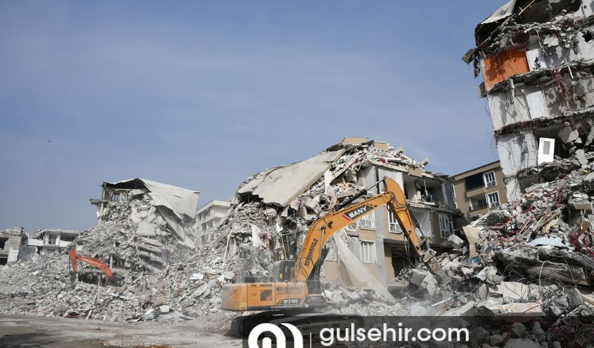 Nurdağı'nda acil yıkım kararı alınan binalar yıkılıyor