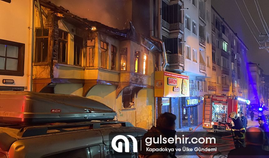 Bursa'da iki katlı ahşap bina alevlere teslim oldu