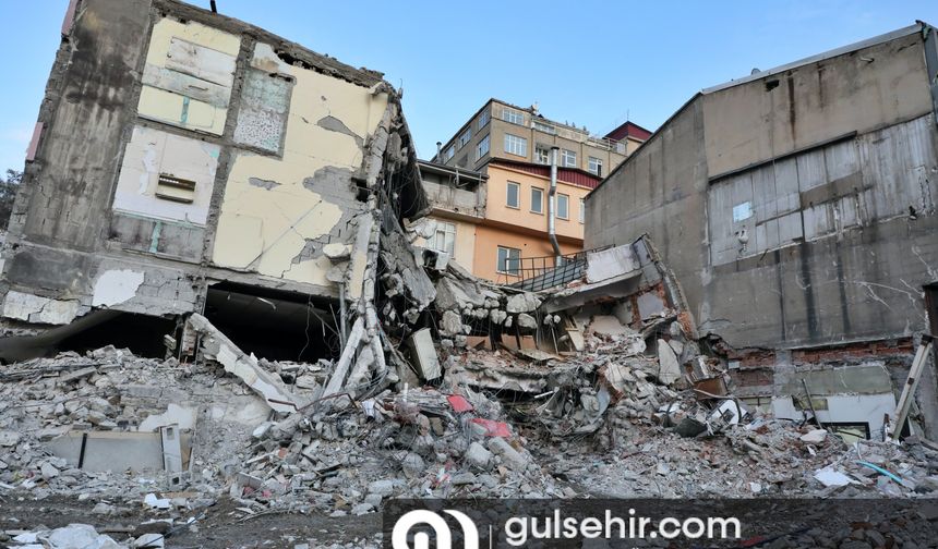 Kahramanmaraş'ta yıkılan bir binadan geriye fincanlar kaldı