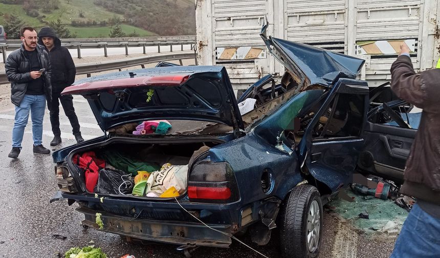 Balıkesir'de otomobil kamyona çarptı, araçtaki 2 kişi öldü