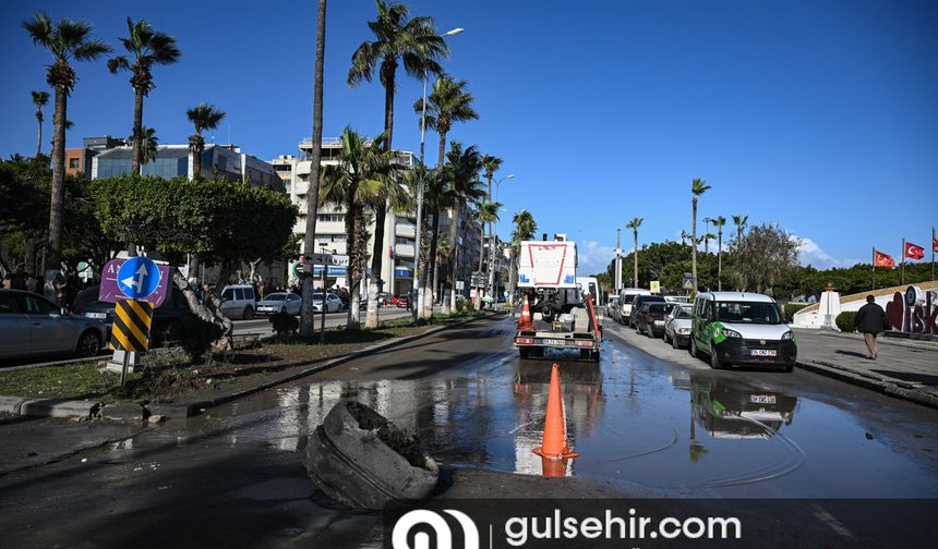 İskenderun'da yolları kaplayan deniz suyu çekilmeye başladı
