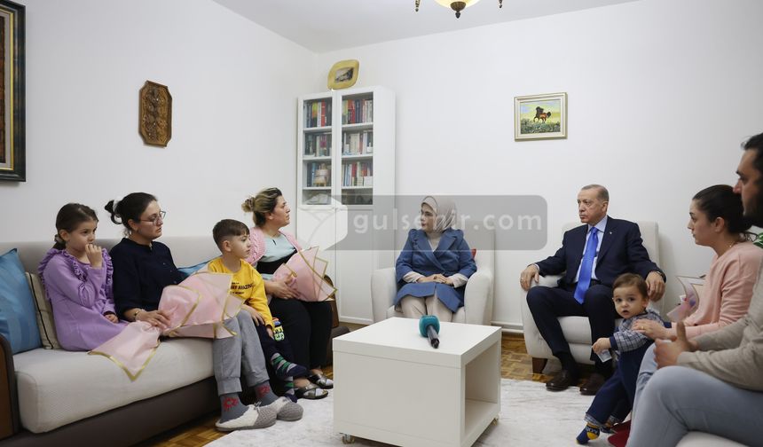 Cumhurbaşkanı, depremzede aileyi evinde ziyaret etti