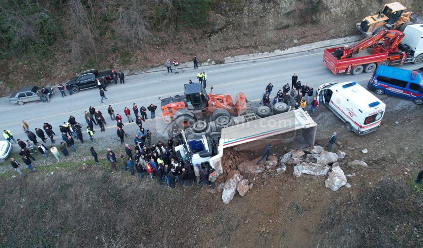 Kastamonu'da feci kaza: Devrilen kamyonun sürücüsü öldü