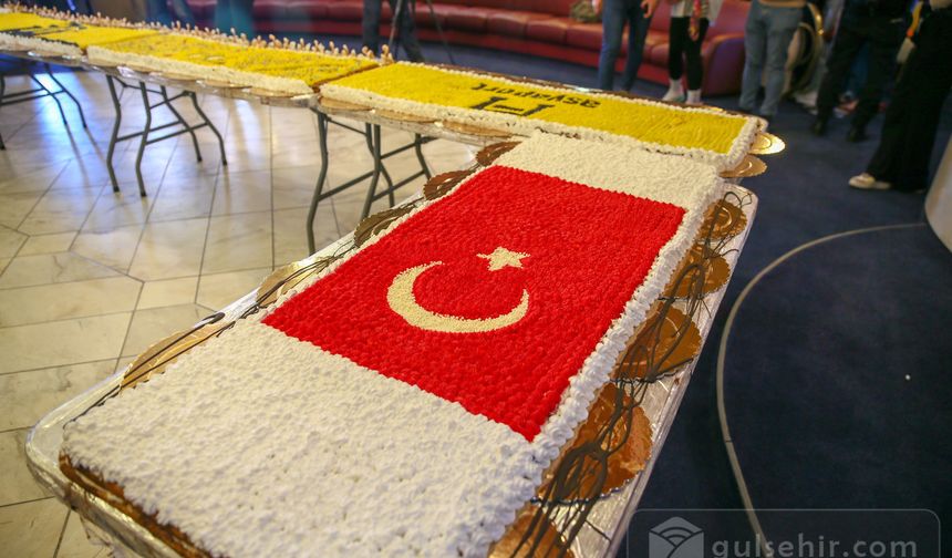 Depremzede çocuklar için 15 metrelik pasta hazırlandı