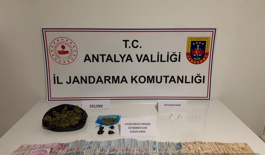 Antalya'da 3 uyuşturucu satıcısı yakalandı