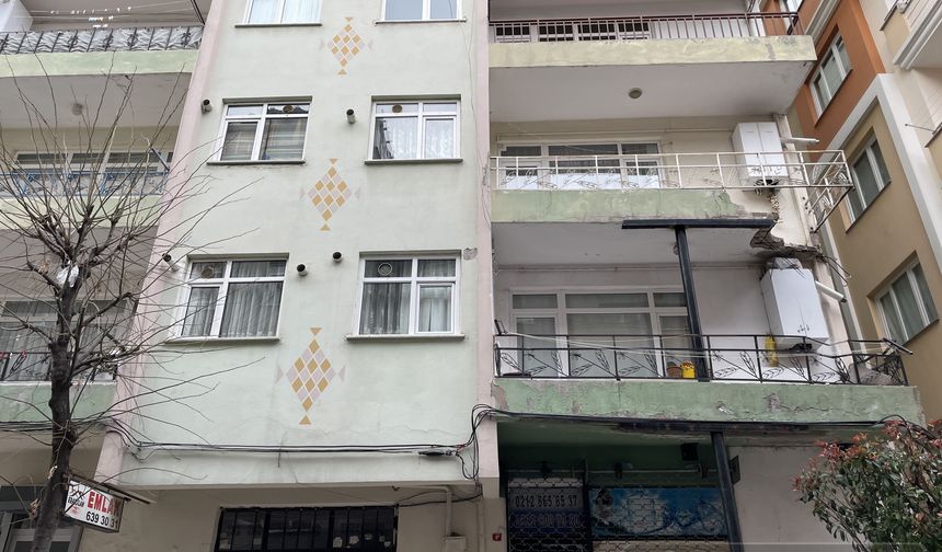 Bahçelievler'de 5 katlı binada balkon çöktü