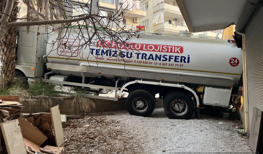Alanya'da el freni boşalan tanker iş yerine çarptı