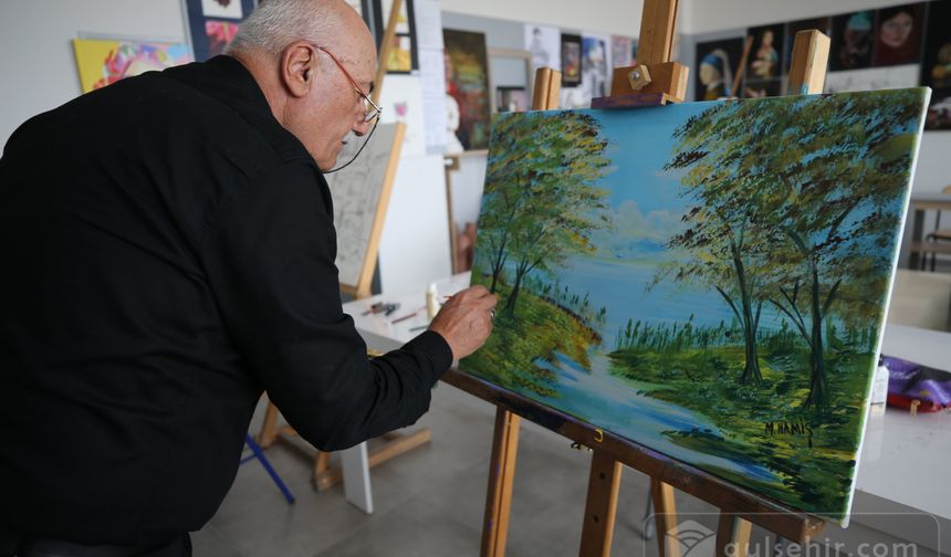Nevşehir'de depremzede ressam yeteneklerini gösteriyor
