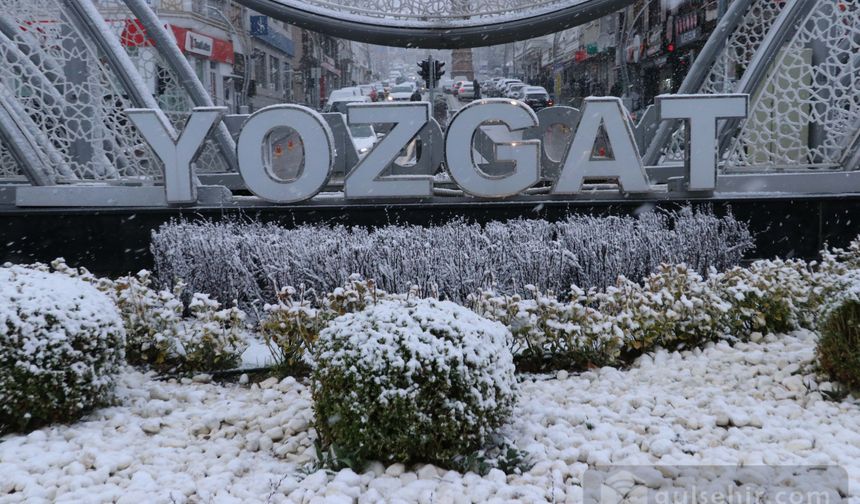 Yozgat'ta kar yağışı şehri beyaza bürüdü