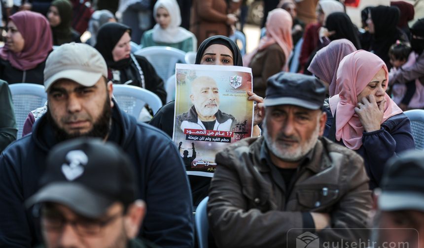Gazze'de İsrail hapishanesindeki mahkumlar için gösteri