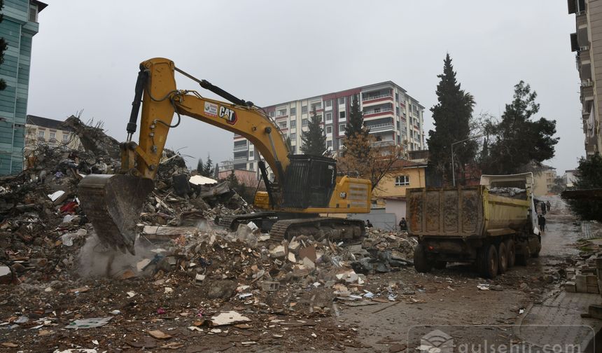 İslahiye'de hasarlı binaların yıkımı tamamlanıyor