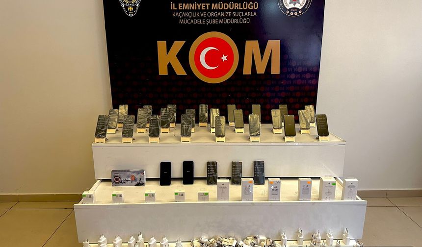 Konya'da duvara gizlenmiş kaçak telefonlar ele geçirildi