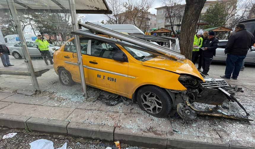 Ankara'da bir taksi, otobüs durağına daldı