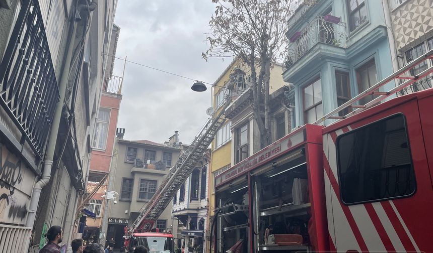 Kadıköy'de 2 katlı tarihi binada yangın çıktı