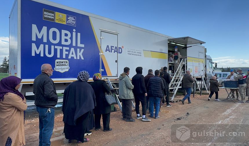 Konya'nın mobil yemek araçları depremzedelere hizmet veriyor