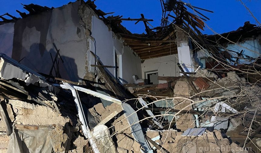 Malatya'da ağır hasarlı binanın yarısı çöktü