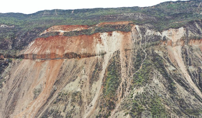 Adıyaman'daki Çekirge Dağı'nda yarıklar meydana geldi
