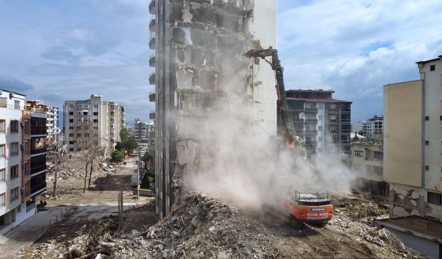 Osmaniye'de ağır hasarlı binaların yıkımı sürüyor