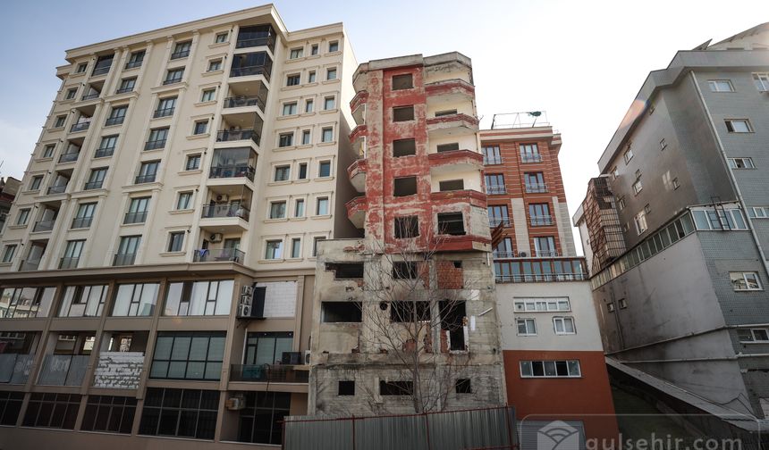 Gündem olan Bağcılar'daki riskli binalar yıkılıyor