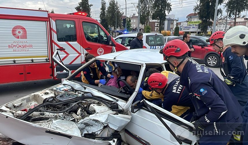 Antalya'da iki otomobil feci şekilde çarpıştı
