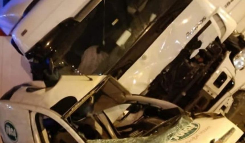 Aksaray'da feci kaza! Tır ile hafif ticari araç çarpıştı