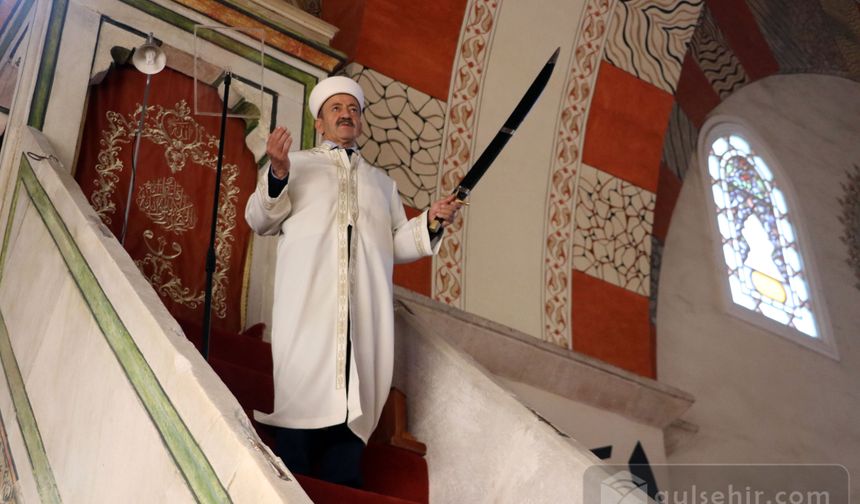 Edirne Eski Cami'de 6 asırdır kılıçla hutbe veriliyor
