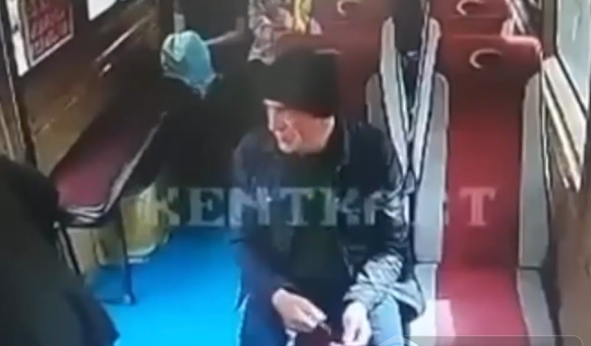 Adana'da minibüste cüzdan çalan hırsız görüntülendi