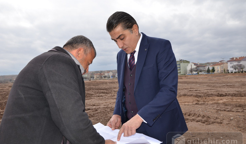 Gülşehir Belediye Başkanı çalışmaları inceliyor