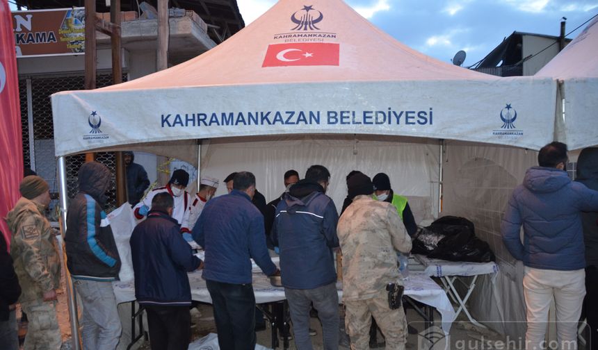 Malatya'da kurulan çadırda depremzedelere iftar veriliyor