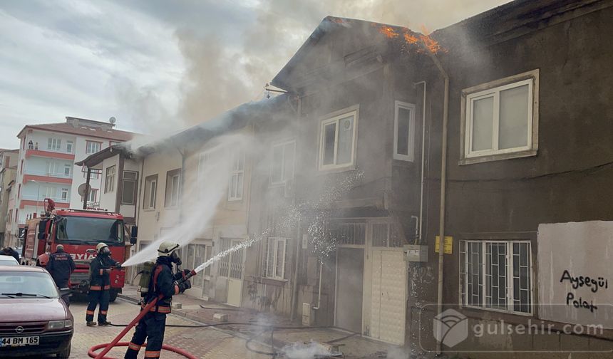 Elazığ'da 3 binaya sıçrayan yangın zorlukla söndürüldü