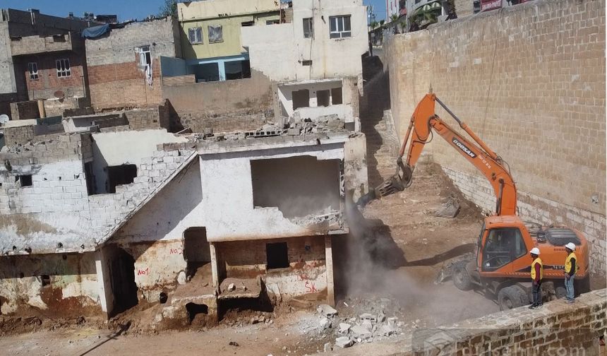 Şanlıurfa'da hasarlı binalar yıkılıyor