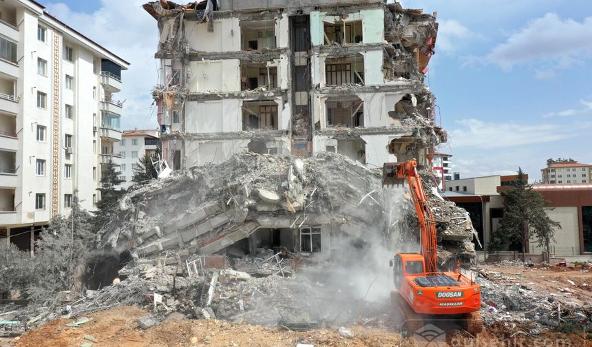 Gaziantep'te riskli binaların yıkımı devam ediyor