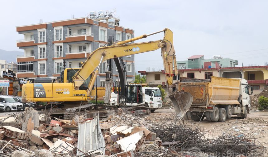 Hatay'da 61 mahallenin yıkımı sürüyor