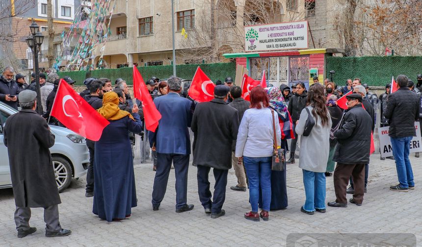 Van'da aileler HDP binası önünde evlatlarına seslendi