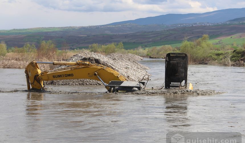 Amasya'da nehirde çalışan iş makinesi suya gömüldü