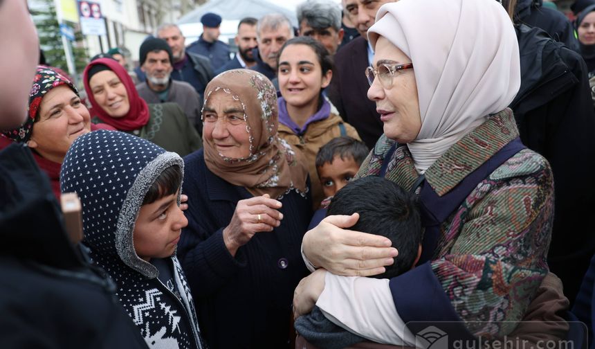 Emine Erdoğan, Malatya'da depremzedelerle buluştu
