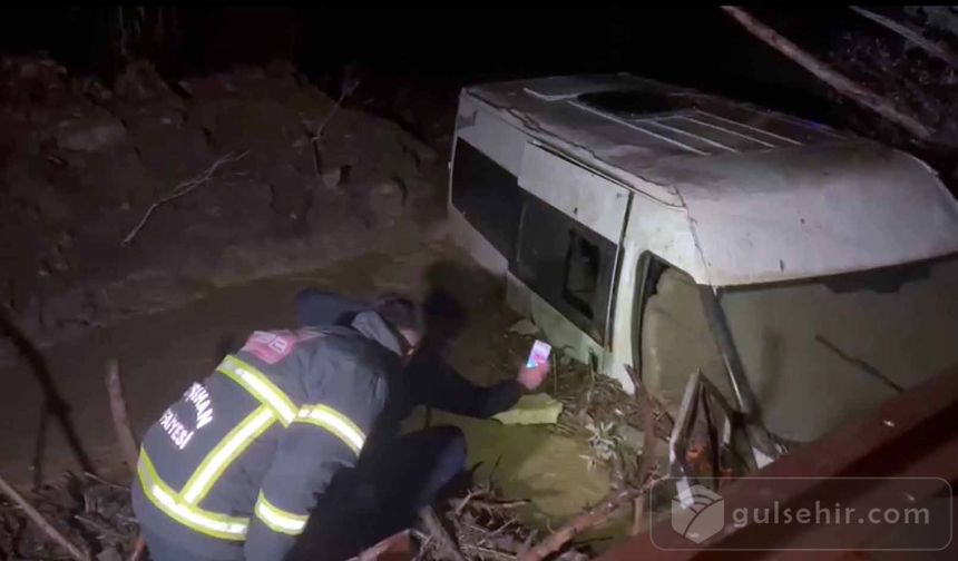 Kırıkkale'de bir minibüs sele kapıldı [VİDEO]