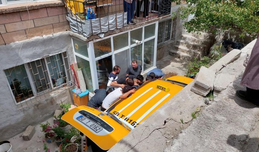 Nevşehir - Taksi çarpışmanın etkisiyle savrularak yol kenarındaki evin bahçesine düştü.