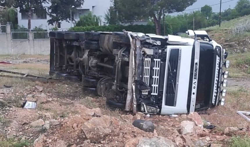 Adıyaman'da kamyon devrildi, 1 kişi yaralandı