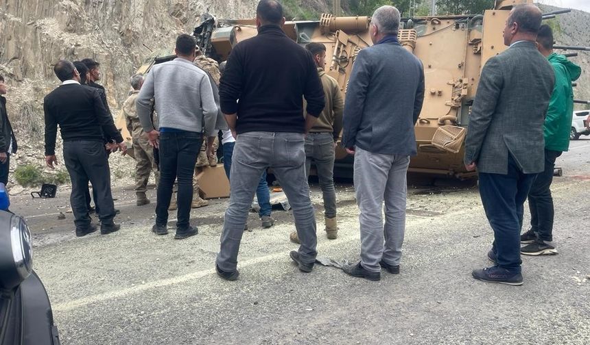 Hakkari’de araç devrildi: 3 asker yaralandı