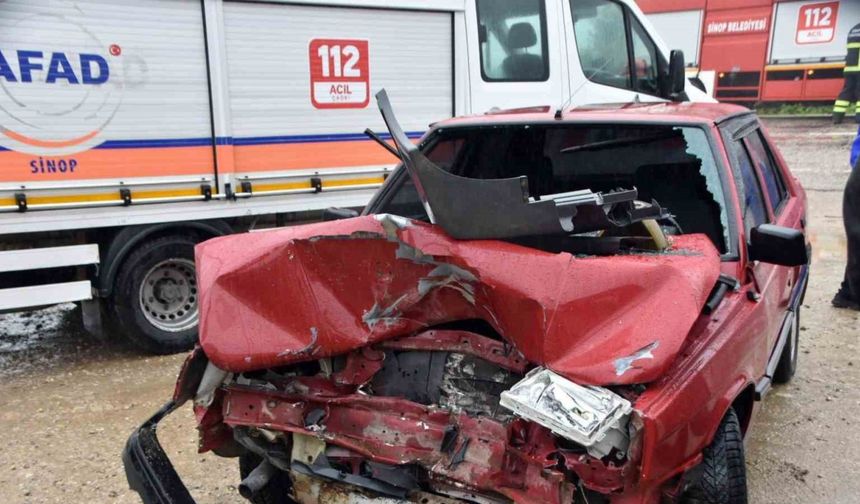 Sinop’ta otomobil ile traktör çarpıştı, 2 yaralı