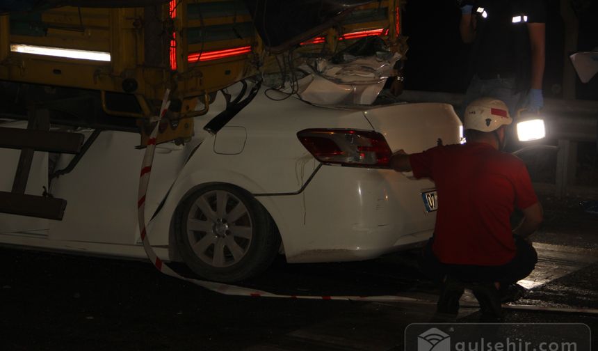 Otomobil tıra çarptı: Araçtaki 2 kişi hayatını kaybetti